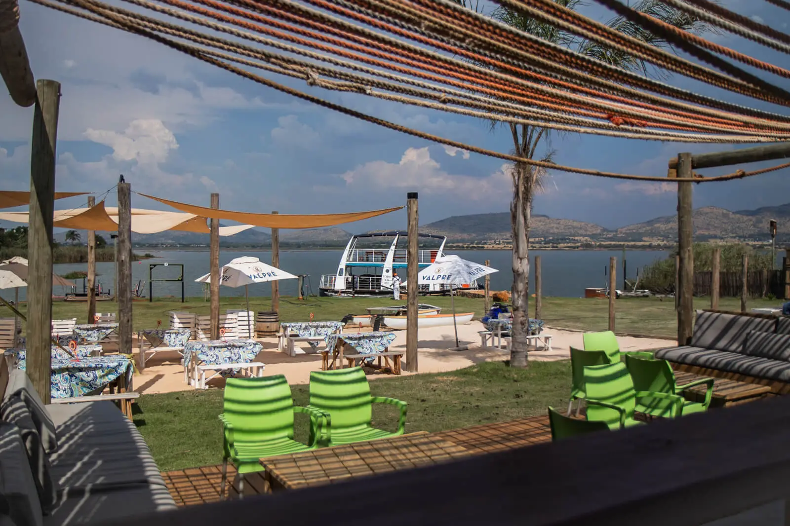 Cruise & beach café outing